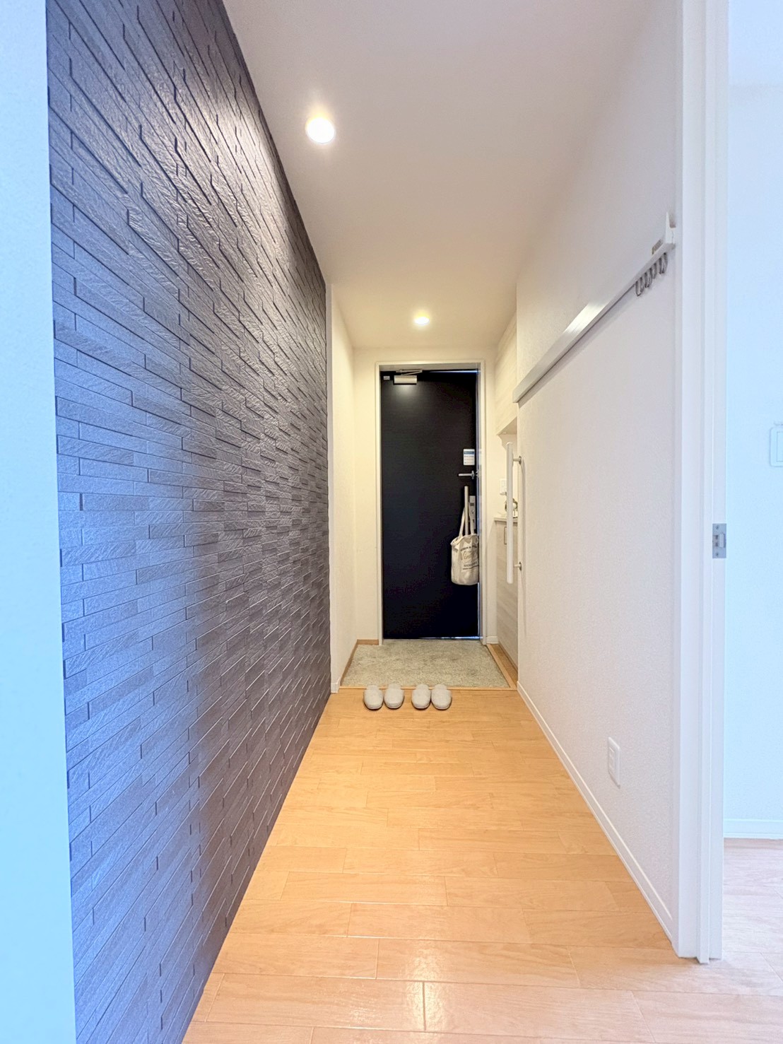 玄関　ホールの壁材に防臭効果のある素材を採用。