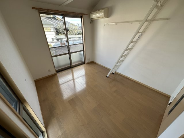 居室・リビング　ロフト付き6.4帖の洋室です♪