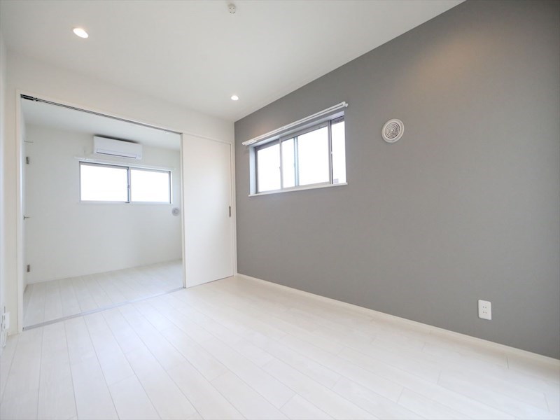 居室・リビング　ＬＤＫ8.4帖　洋室3.7帖　つなげても仕切っても使えます