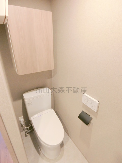 トイレ　棚収納と温水洗浄便座付きのトイレ