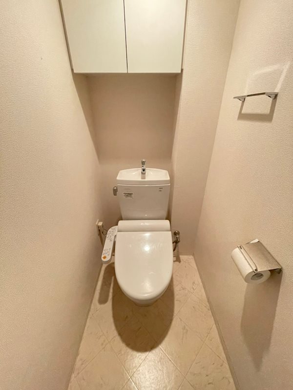 トイレ　落ち着いた色調のトイレです