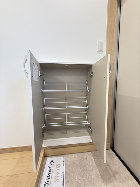 玄関　別号棟参考写真になります