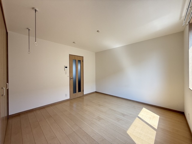 居室・リビング　別号棟参考写真になります