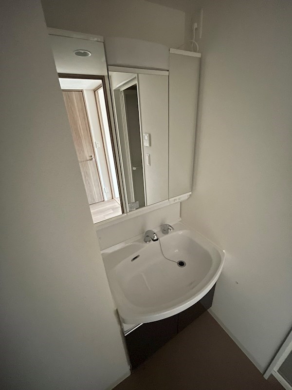 洗面設備　独立洗面台あり、毎朝おしゃれに忙しい女性の方におすすめです