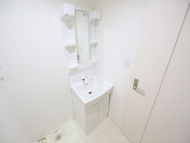 洗面設備　脱衣所　独立洗面台（シャンプードレッサー付）収納スペース有