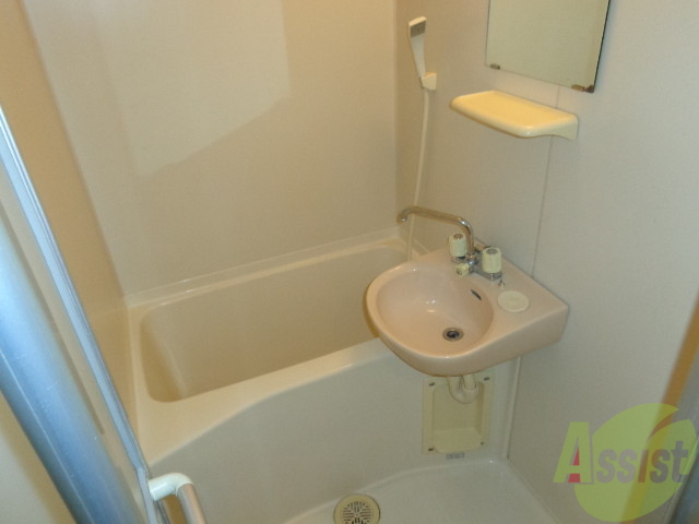 バス・シャワールーム　大きめの浴槽で一日の疲れを癒やしてください。