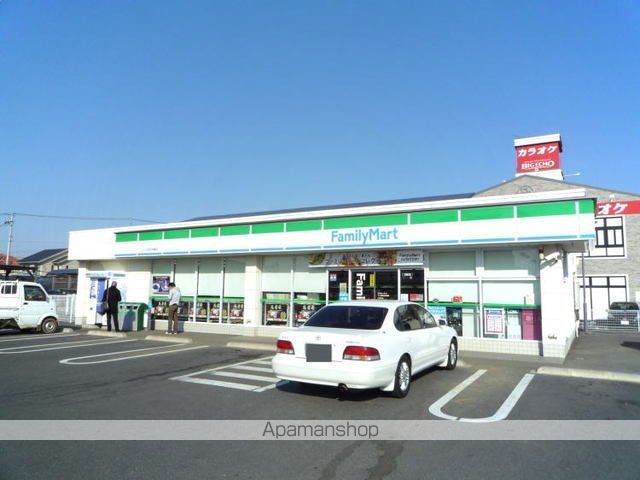 コンビニ　ファミリーマート（コンビニ）まで800m