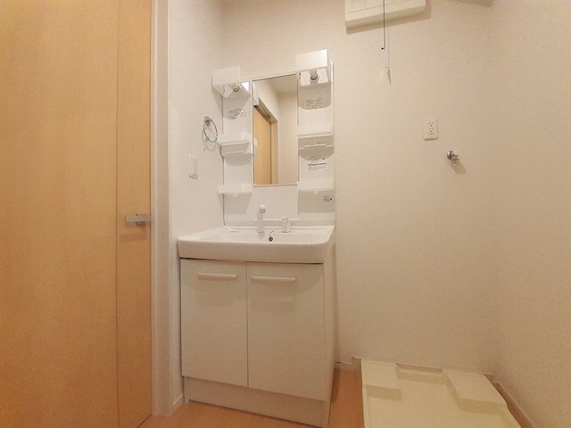 洗面設備　ゆったりとスペースのある洗面所