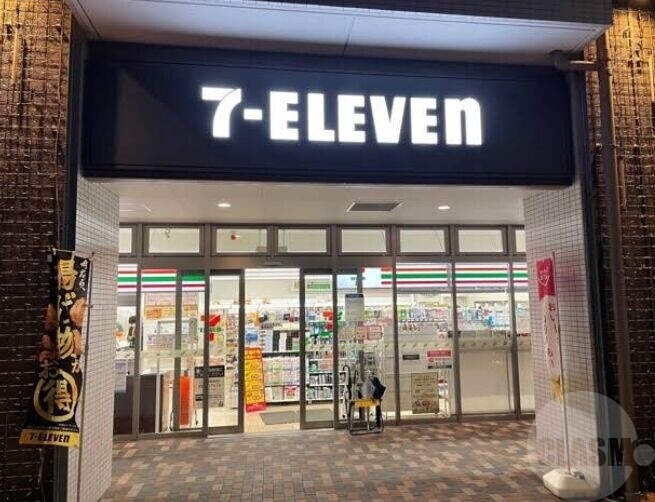 コンビニ　セブンイレブン南千里駅前店（コンビニ）まで515m
