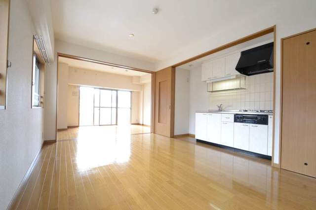 居室・リビング　反転タイプ。間の扉を開けて広々使えます。