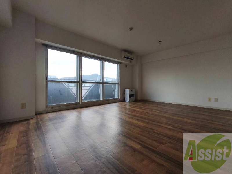 居室・リビング　リビングです。木目のフローリングが落ち着きますね。