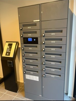 セキュリティ　オートロック操作盤とポストと宅配BOX