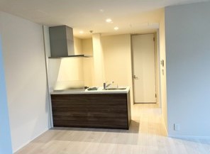 居室・リビング　リビングダイニングからキッチンを望む