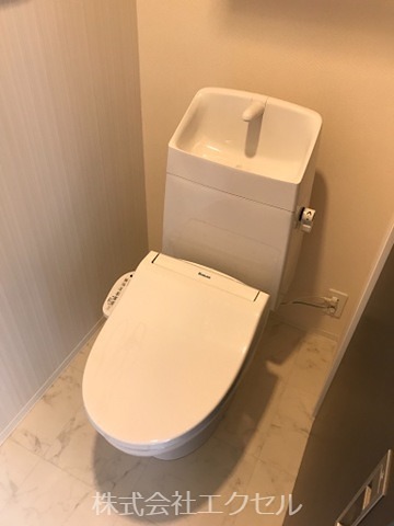トイレ　温水洗浄便座です。