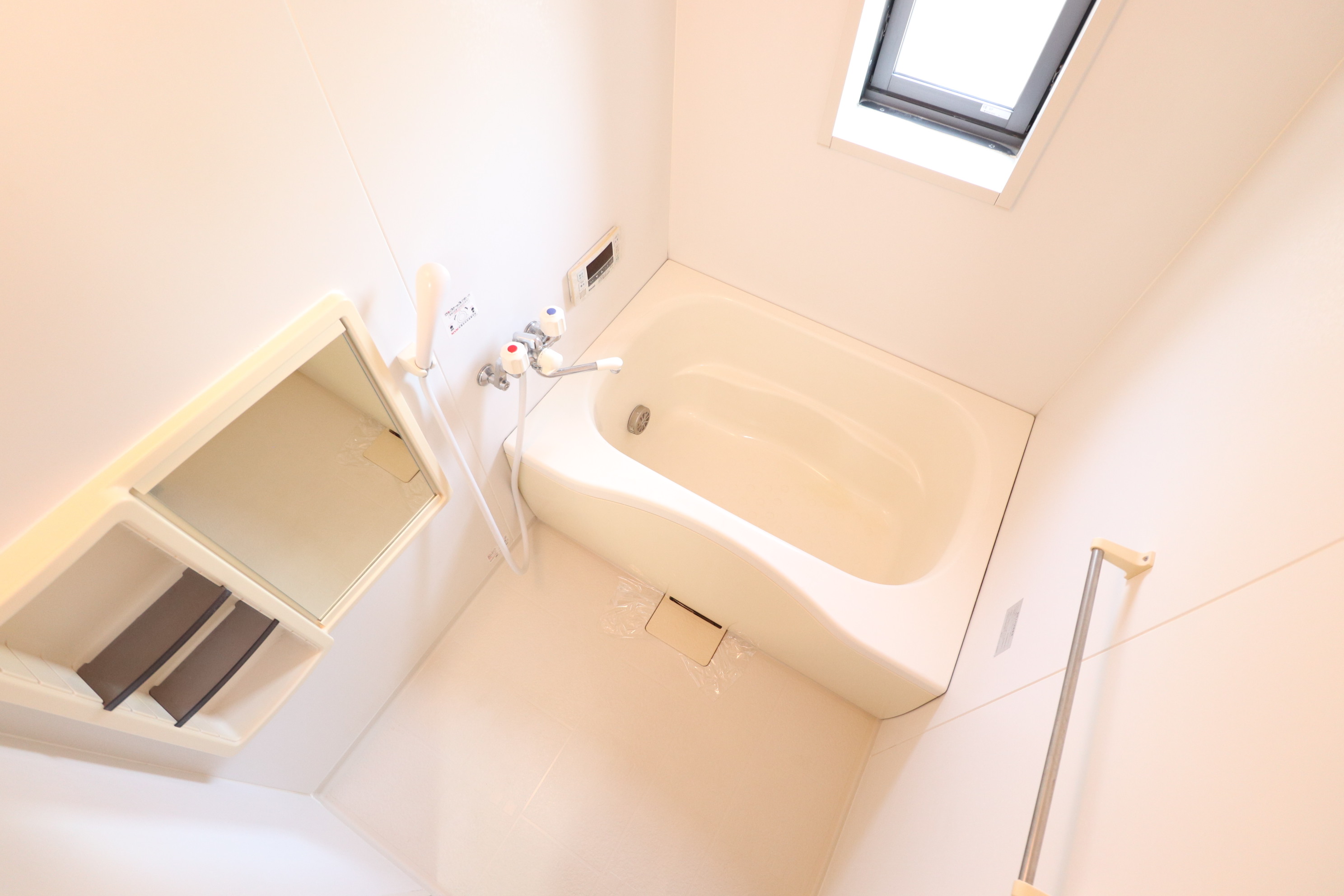 バス・シャワールーム　小窓付きのバスルーム♪