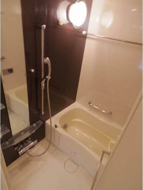 バス・シャワールーム　嬉しい追い焚き・浴室乾燥機付きです♪