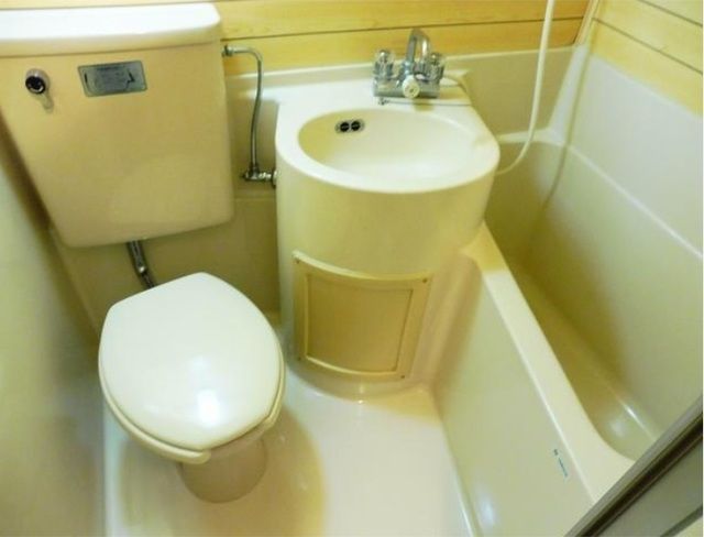 バス・シャワールーム　※他号室写真使用（反転）