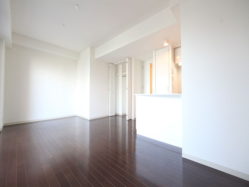 その他　洋室10.9帖　クローゼット付（収納充実してます）