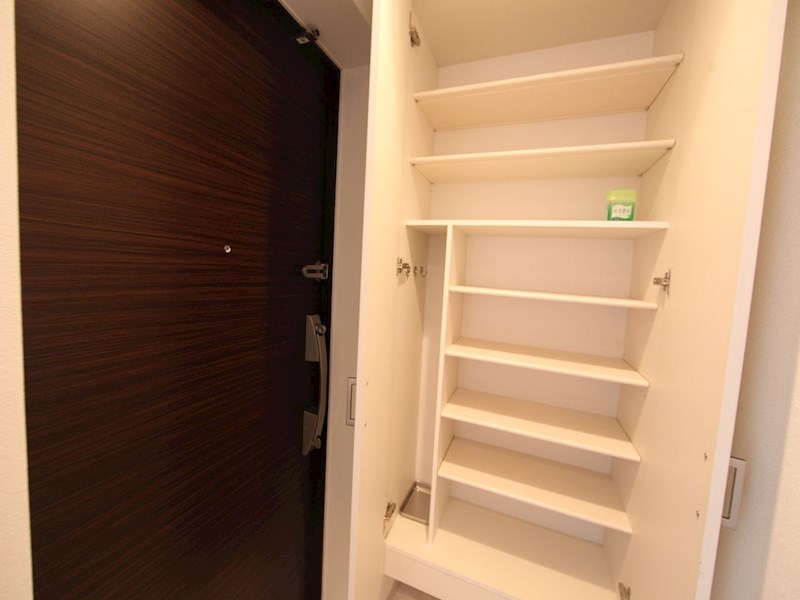 玄関　玄関　シューズボックス付（収納充実してます）