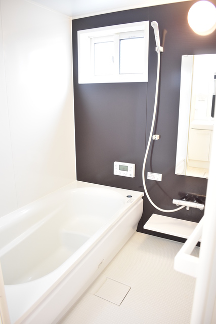 バス・シャワールーム　窓付きのバスルームです。