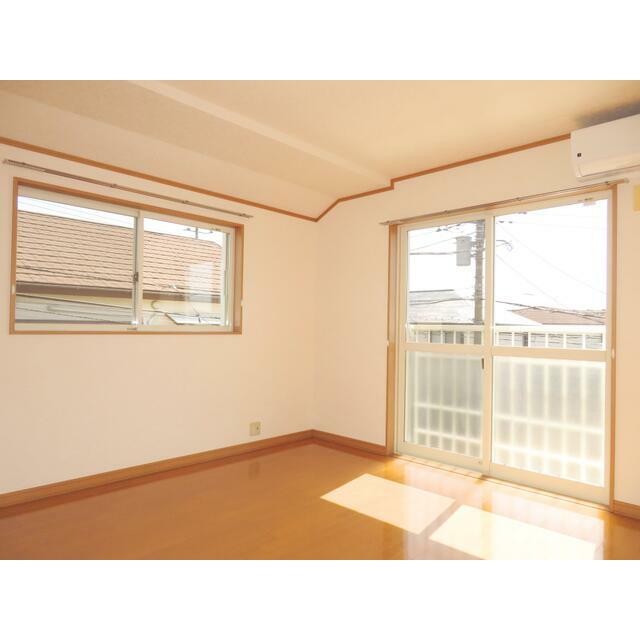 その他部屋・スペース　洋室＠東横窓と南窓～２面採光で室内に日差しが入り、通気性も良