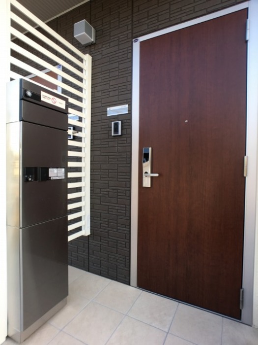 玄関　宅配ボックス付き・ＩＣカードキーの玄関