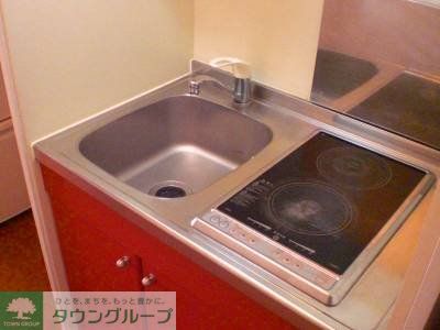 キッチン　ラジエントヒーターなので初めての一人暮らしでも安心です。