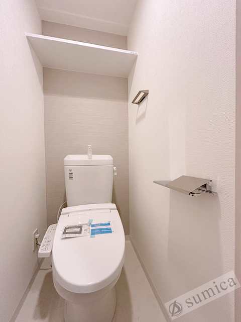 トイレ　人気アイテムの温水洗浄便座。清潔感のあるトイレです。