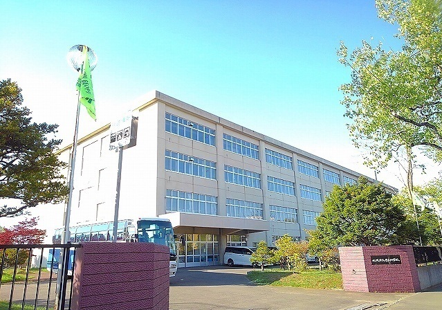 中学校　札幌市立厚別中学校（中学校）まで590m