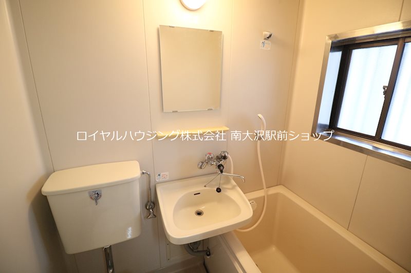 洗面設備　鏡付きの洗面所