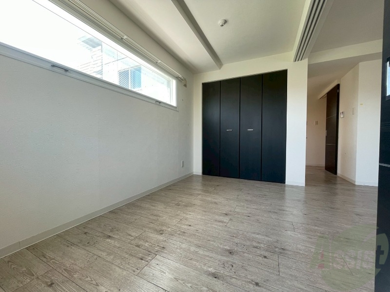 その他部屋・スペース　寝室はこちらです。光が差し込む、温かみのあるお部屋です。