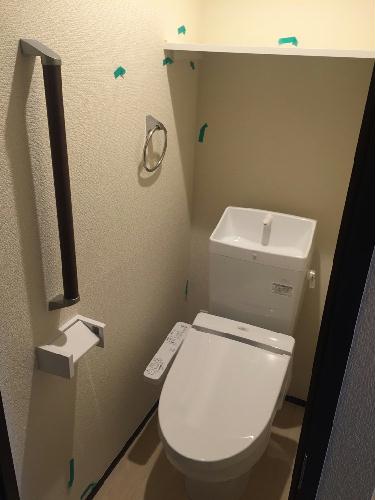 トイレ　トイレ内にはちょっとした棚がございます。
