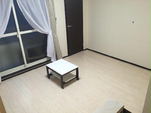 居室・リビング　白と茶色を基調としたシンプルなお部屋♪