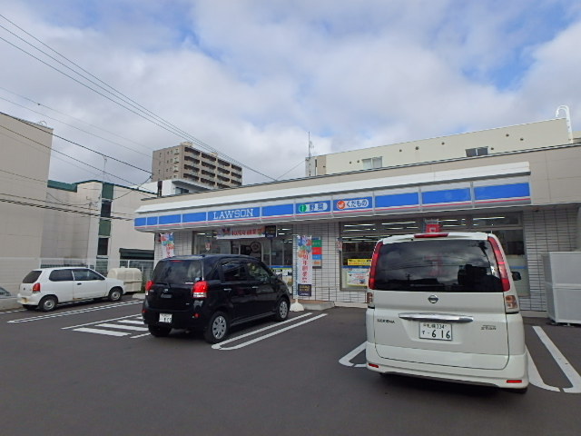 コンビニ　ローソン札幌二十四軒4条店（コンビニ）まで155m