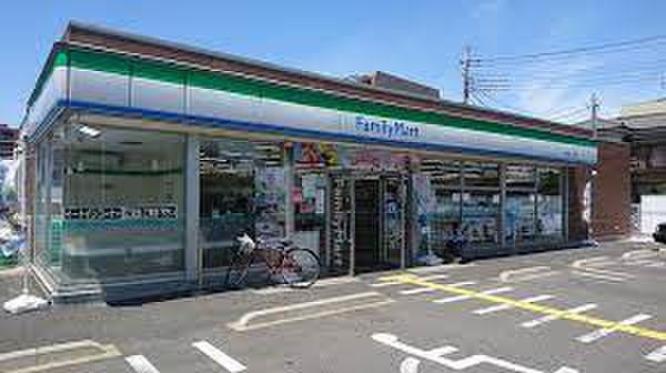 コンビニ　ファミリーマート（コンビニ）まで56m