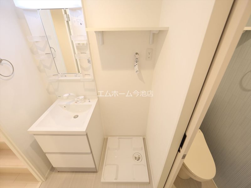 その他設備　独立洗面台（シャンプードレッサー付）洗濯機置き場