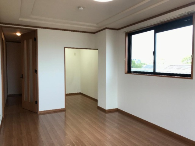 居室・リビング　別部屋同一間取りのお写真となります。