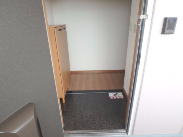 玄関　別号室の写真となります