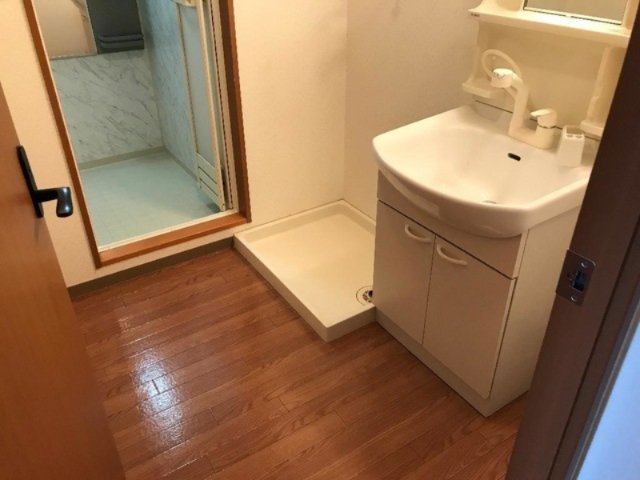 洗面設備　別部屋同一間取りのお写真となります。
