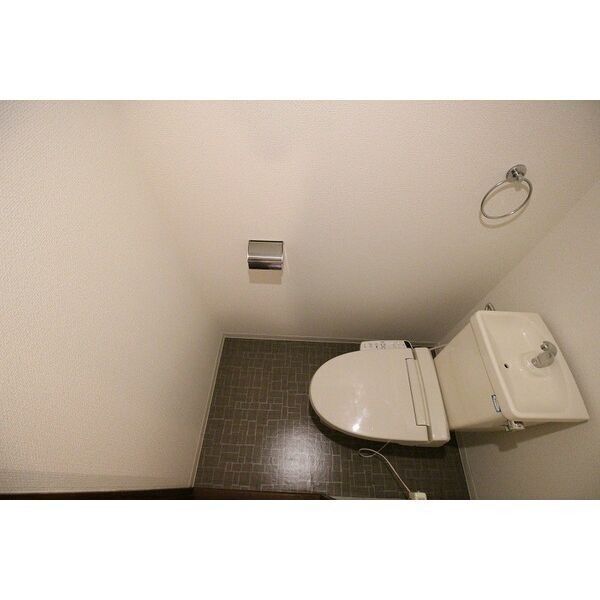 トイレ　※同建物内別室の参考写真です、内装が異なる場合がございます