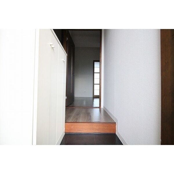 玄関　※同建物内別室の参考写真です、内装が異なる場合がございます