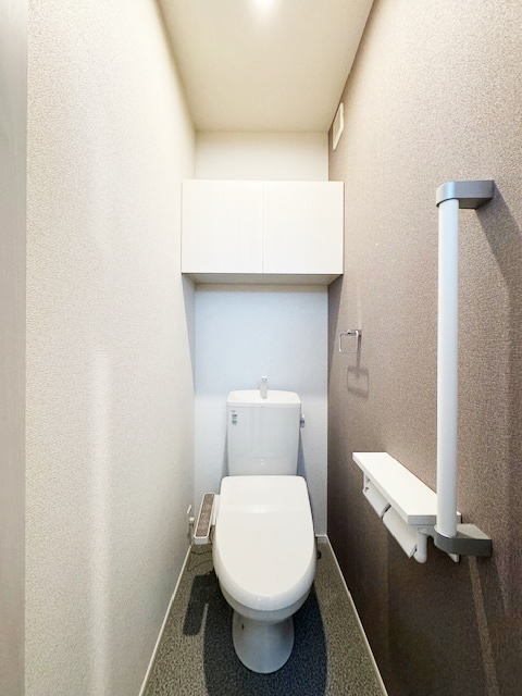 トイレ　温水洗浄便座です。