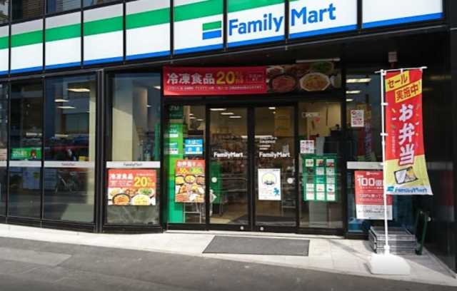 コンビニ　ファミリーマート　北参道駅前店（コンビニ）まで75m