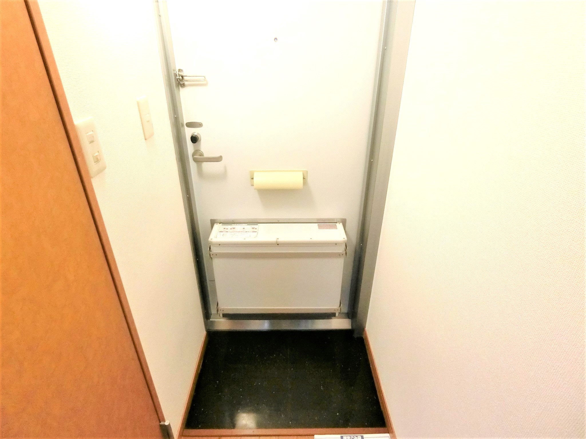 玄関　留守でも安心な宅配ボックスを完備です☆