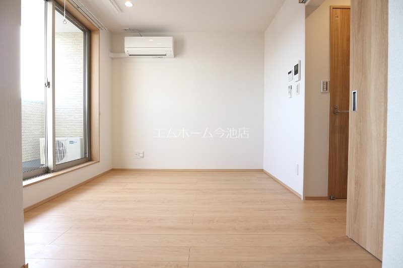 居室・リビング　LDK8.8帖　エアコン付　バルコニーに面しています