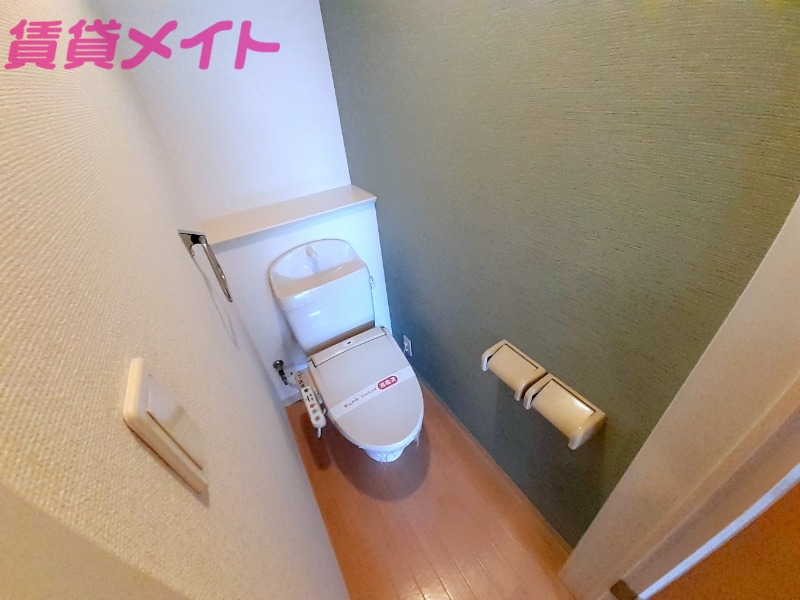 トイレ　別部屋反転写真です