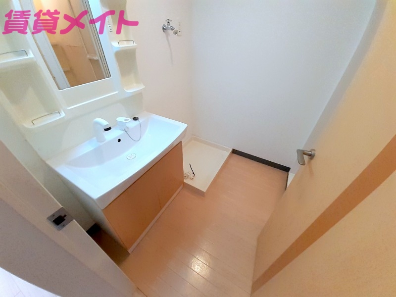 洗面設備　別部屋反転写真です