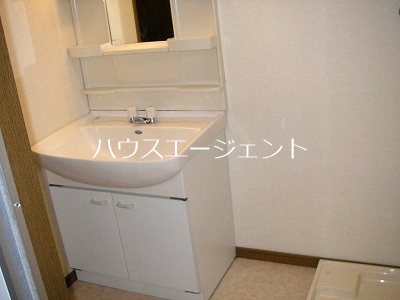 洗面設備　洗面化粧台・室内洗濯機置き場です。※参考画像