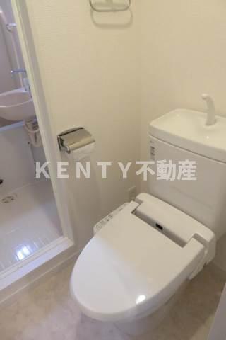 トイレ　落ち着いた色調のトイレです
