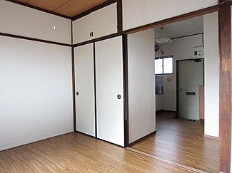 居室・リビング　収納付きでお部屋を広くお使い頂けます。